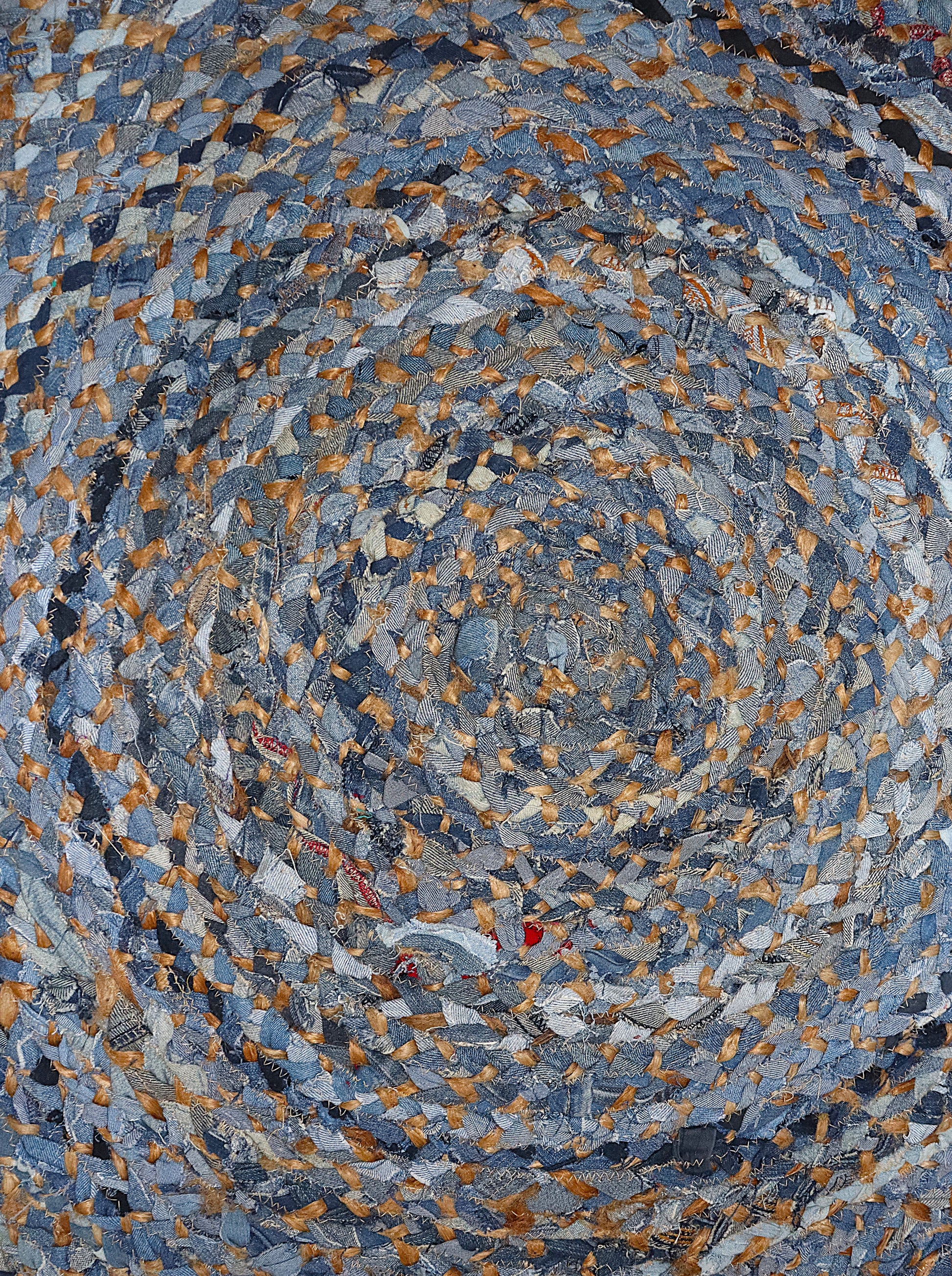 Round rug with a multicolored stone pattern